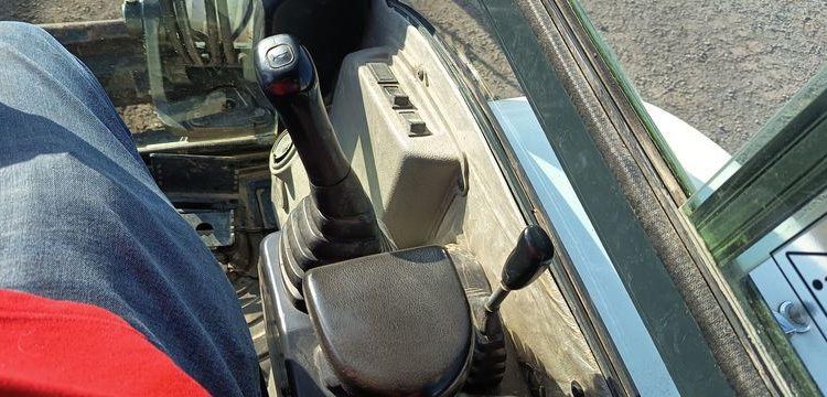 HYUNDAI MINI PELLE SUR CHENILLES 3,8 TONNES  ROB1812