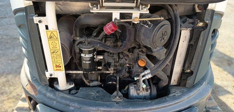 HYUNDAI MINI PELLE SUR CHENILLES 3,8 TONNES  ROB1812