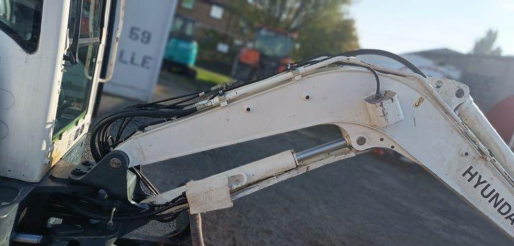 HYUNDAI MINI PELLE SUR CHENILLES 3,8 TONNES  ROB1812