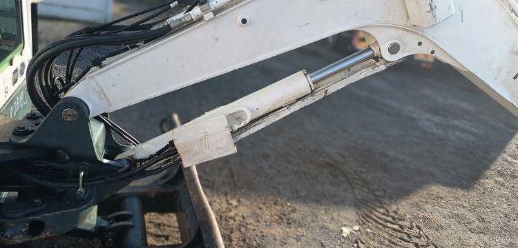 HYUNDAI MINI PELLE SUR CHENILLES 3,8 TONNES  ROB1812