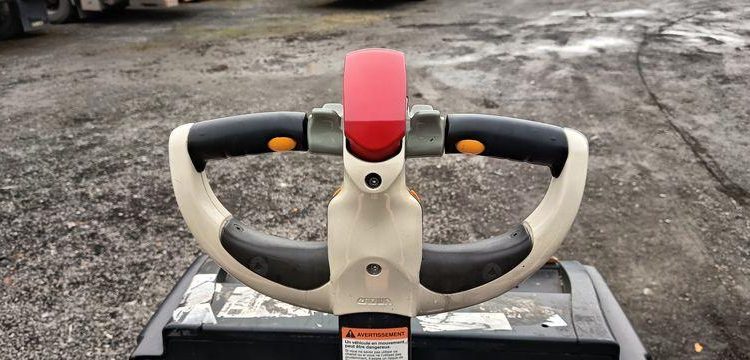 CROWN TRANSPALETTE ELECTRIQUE AUTOPORTE WT3040 – CAPACITE NOMINALE : 2 TONNES – 2396 H  10113