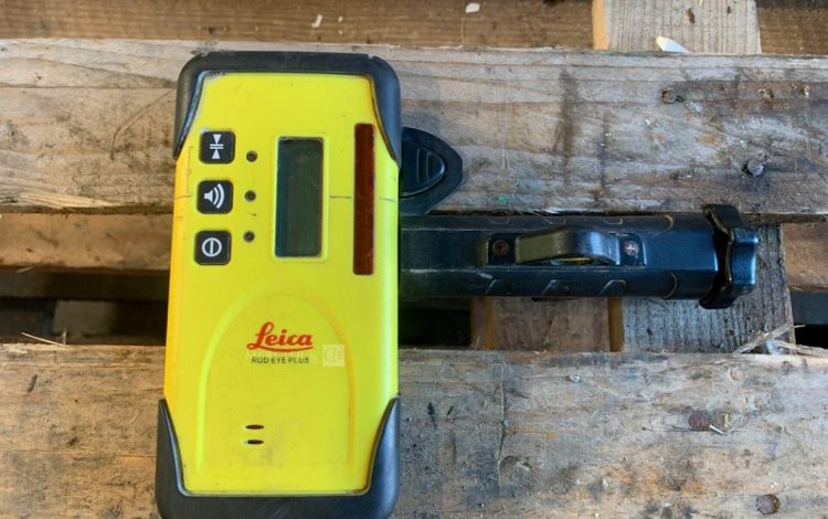 LEICA RUGBY 100  NIV010017