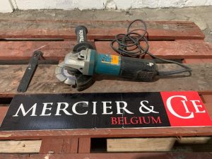 MAKITA 9565PCV  MEU010690