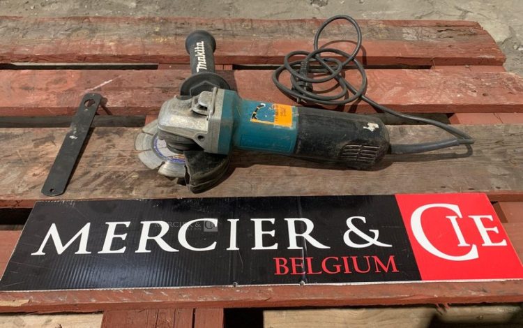 MAKITA 9565PCV  MEU010690