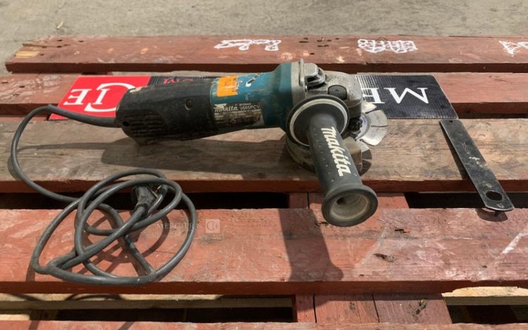 MAKITA 9565PCV  MEU010690