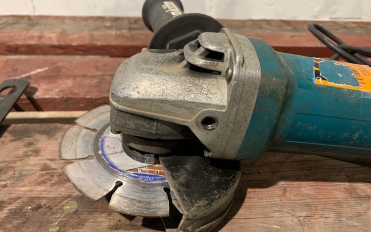 MAKITA 9565PCV  MEU010690