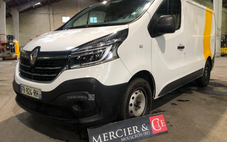 RENAULT TRAFIC  FR-824-RH