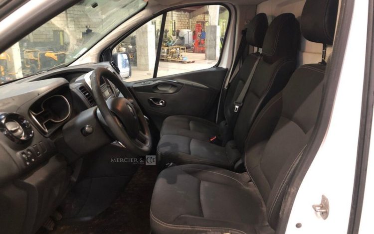 RENAULT TRAFIC  FR-824-RH