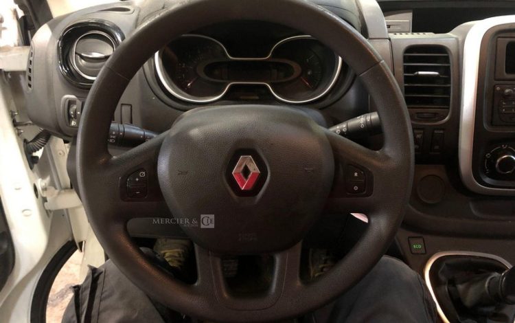 RENAULT TRAFIC  FR-824-RH