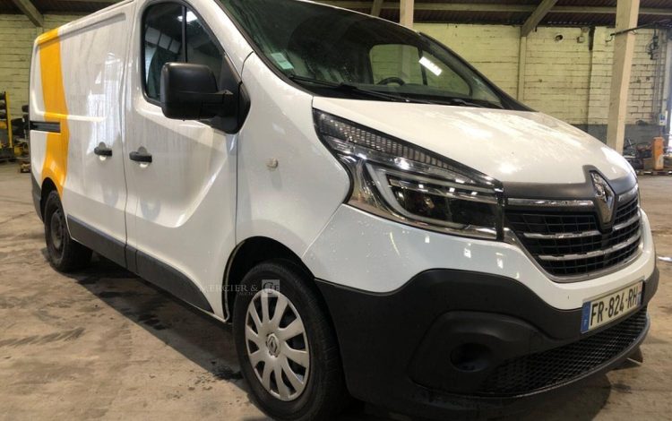 RENAULT TRAFIC  FR-824-RH