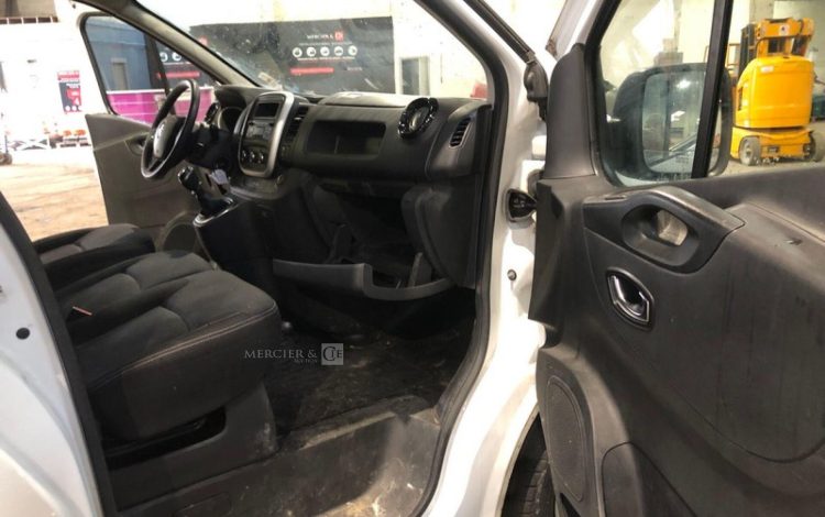 RENAULT TRAFIC  FR-824-RH