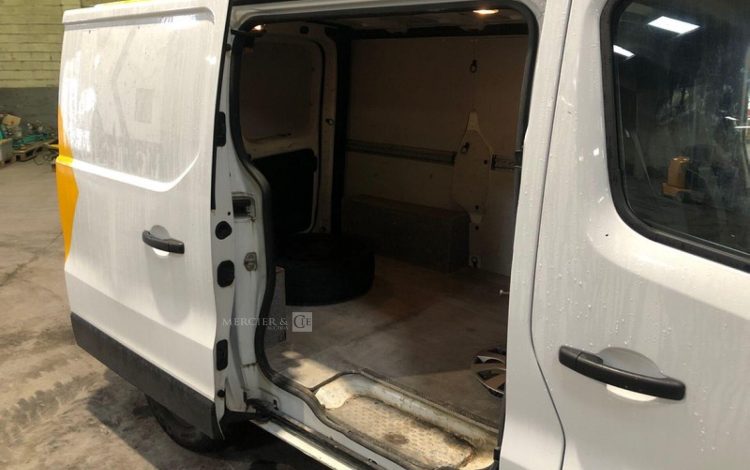 RENAULT TRAFIC  FR-824-RH