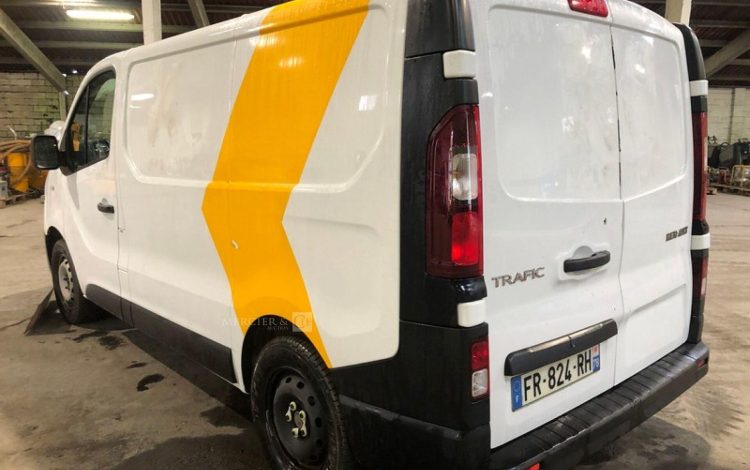 RENAULT TRAFIC  FR-824-RH