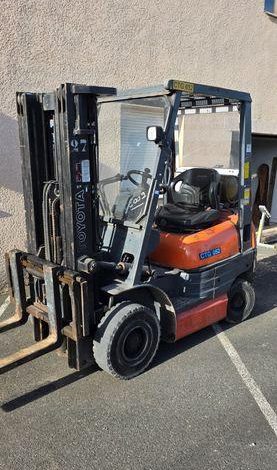 TOYOTA CHARIOT ELEVATEUR GAZ – 42-6FGF15 – CAPACITE 1,4T – 12465 H – EN DESIGNATION  20618