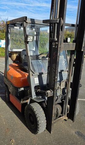 TOYOTA CHARIOT ELEVATEUR GAZ – 42-6FGF15 – CAPACITE 1,4T – 12465 H – EN DESIGNATION  20618