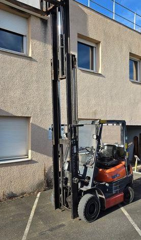 TOYOTA CHARIOT ELEVATEUR GAZ – 42-6FGF15 – CAPACITE 1,4T – 12465 H – EN DESIGNATION  20618