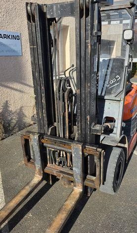 TOYOTA CHARIOT ELEVATEUR GAZ – 42-6FGF15 – CAPACITE 1,4T – 12465 H – EN DESIGNATION  20618