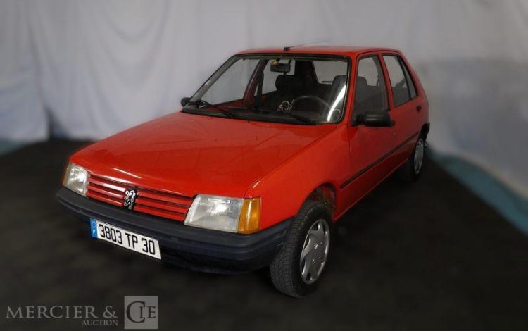 PEUGEOT 205 ROUGE 3803TP30