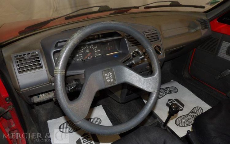 PEUGEOT 205 ROUGE 3803TP30