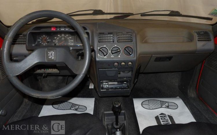 PEUGEOT 205 ROUGE 3803TP30