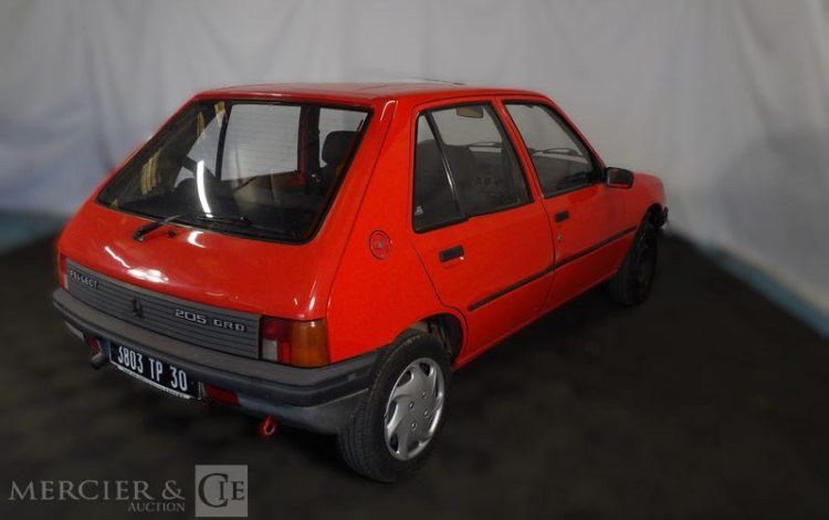 PEUGEOT 205 ROUGE 3803TP30