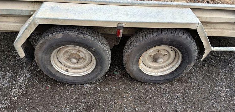 HUBIERE REMORQUE V 3500 TR PORTE ENGIN – 2 ESSIEUX – PTAC 3,5 TONNES –  689CGR59