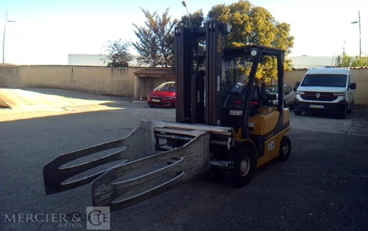 YALE CHARIOT MAT FRONTAL THERMIQUE AVEC PINCE A BALLE GLP25VX 1745H AN2021 JAUNE 7724V