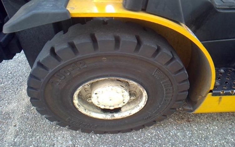 YALE CHARIOT MAT FRONTAL THERMIQUE AVEC PINCE A BALLE GLP25VX 1745H AN2021 JAUNE 7724V