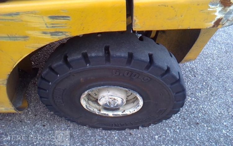 YALE CHARIOT MAT FRONTAL THERMIQUE AVEC PINCE A BALLE GLP25VX 1745H AN2021 JAUNE 7724V