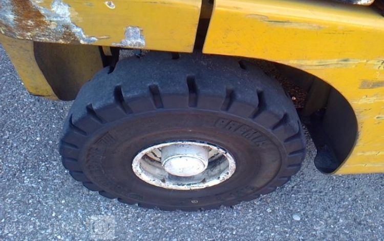 YALE CHARIOT MAT FRONTAL THERMIQUE AVEC PINCE A BALLE GLP25VX 1745H AN2021 JAUNE 7724V