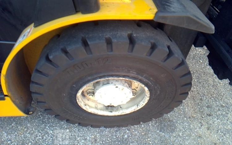 YALE CHARIOT MAT FRONTAL THERMIQUE AVEC PINCE A BALLE GLP25VX 1745H AN2021 JAUNE 7724V