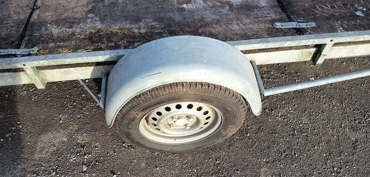 UFAC REMORQUE PLATEAU – 1 ESSIEU – PTAC : 750 KGS – ANNEE 2010  AP-335-PQ