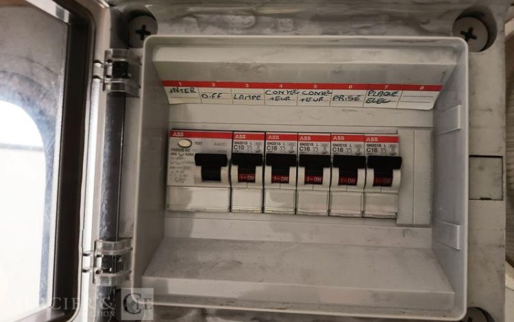 CNSE ABRI CHANTIER 9M2 ISOLE + WC  DP-304-BA