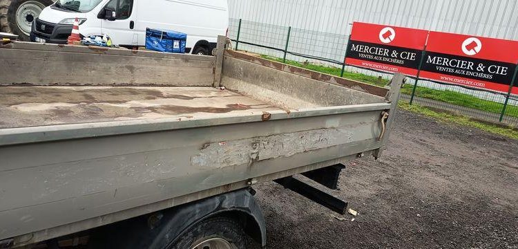 IVECO CAMION BENNE DOUBLE CABINE  DX-329-AA