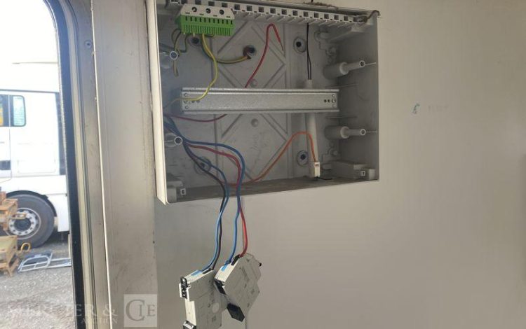 CNSE ABRIS CHANTIER SUR REMORQUE 9M2 ISOLE + WC  DZ-015-BH