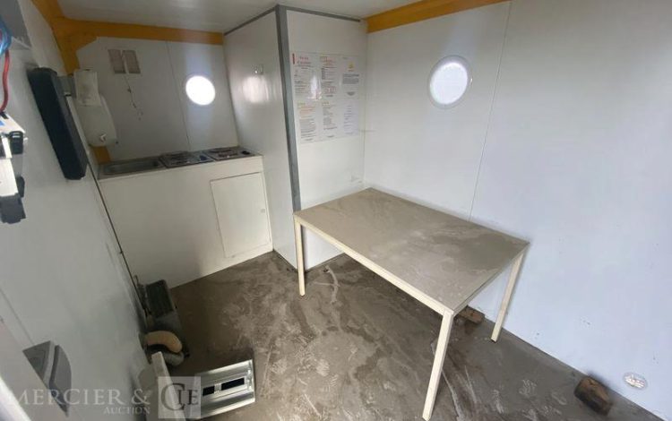 CNSE ABRIS CHANTIER SUR REMORQUE 9M2 ISOLE + WC  DZ-015-BH