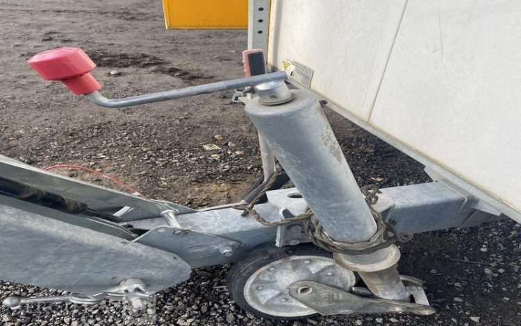 CNSE ABRIS CHANTIER SUR REMORQUE 9M2 ISOLE + WC  DZ-015-BH