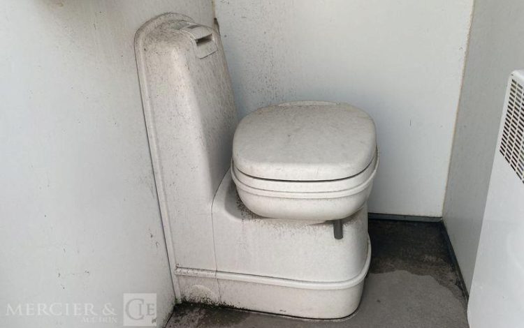 CNSE ABRIS CHANTIER SUR REMORQUE 9M2 ISOLE + WC  DZ-015-BH