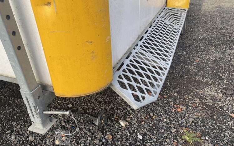 CNSE ABRIS CHANTIER SUR REMORQUE 9M2 ISOLE + WC  DZ-015-BH