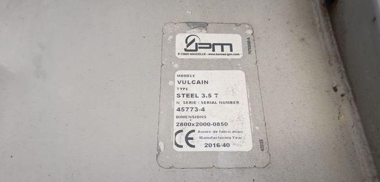 IVECO DAILY 35C13  BENNE AVEC COFFRE ACIER DIESEL – 179751 KMS – ANNEE 2016 ROUGE EG-549-AG