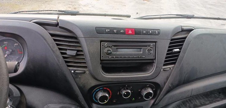 IVECO DAILY 35C13  BENNE AVEC COFFRE ACIER DIESEL – 179751 KMS – ANNEE 2016 ROUGE EG-549-AG