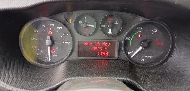 IVECO DAILY 35C13  BENNE AVEC COFFRE ACIER DIESEL – 179751 KMS – ANNEE 2016 ROUGE EG-549-AG