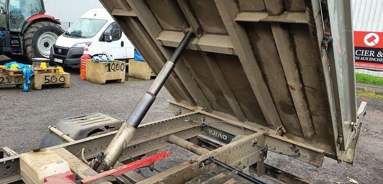 IVECO DAILY 35C13  BENNE AVEC COFFRE ACIER DIESEL – 179751 KMS – ANNEE 2016 ROUGE EG-549-AG