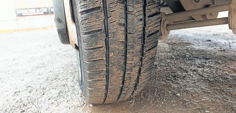 IVECO DAILY 35C13  BENNE AVEC COFFRE ACIER DIESEL – 179751 KMS – ANNEE 2016 ROUGE EG-549-AG