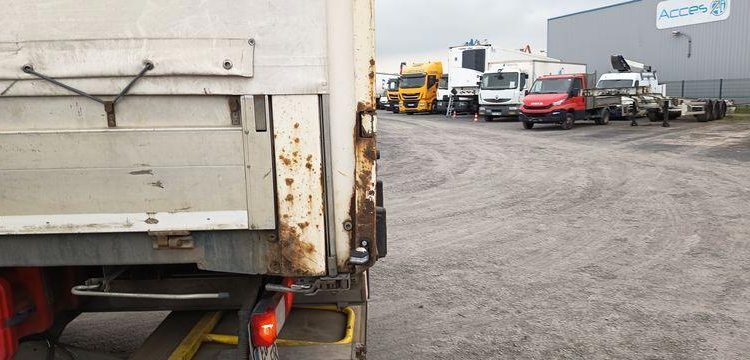 RENAULT PORTEUR D26 WIDE  PTAC : 26 TONNES – DIESEL – 523839 KMS – ANNEE 2017 BLANC EQ-821-FR