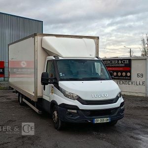 IVECO DAILY 136 72C14G AVEC HAYON DHOLLANDIA – GAZ – 219550 KMS – ANNEE 2018 BLANC EV-355-GM