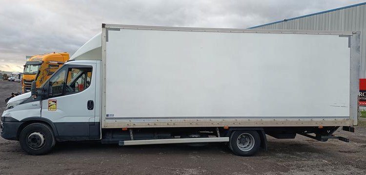 IVECO DAILY 136 72C14G AVEC HAYON DHOLLANDIA – GAZ – 219550 KMS – ANNEE 2018 BLANC EV-355-GM