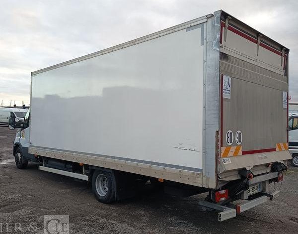 IVECO DAILY 136 72C14G AVEC HAYON DHOLLANDIA – GAZ – 219550 KMS – ANNEE 2018 BLANC EV-355-GM