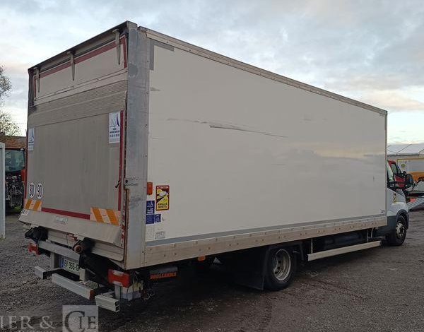 IVECO DAILY 136 72C14G AVEC HAYON DHOLLANDIA – GAZ – 219550 KMS – ANNEE 2018 BLANC EV-355-GM