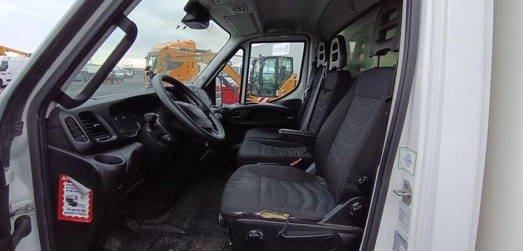 IVECO DAILY 136 72C14G AVEC HAYON DHOLLANDIA – GAZ – 219550 KMS – ANNEE 2018 BLANC EV-355-GM